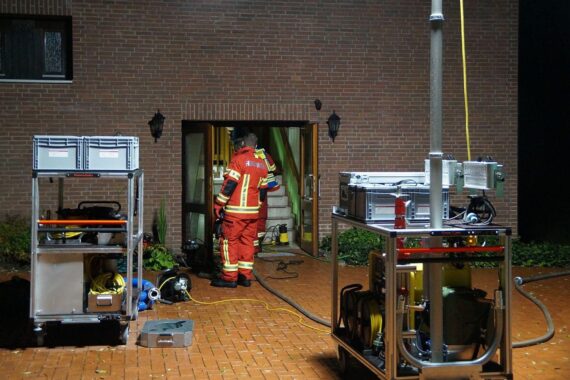 Einsatzkräfte im Keller der Kirche, Hochwasserschäden beseitigen, Tauchpumpen und Lichttechnik im Einsatz.