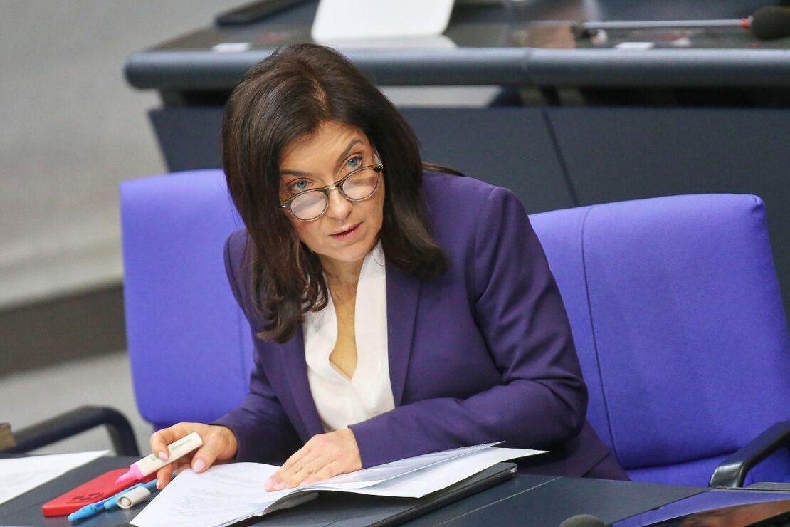 Kellner wirft Reiche "Berater-Luxus" vor
