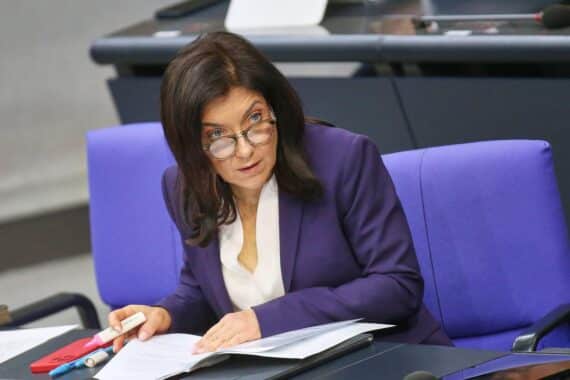 Katherina Reiche im Archiv; Michael Kellner kritisiert Berateraufträge und Ministeriumsumbau der CDU.