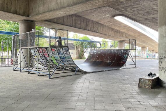Kinder im Skatepark (Archiv) – Thema: gestiegene Verfahren zur Kindeswohlgefährdung in NRW.