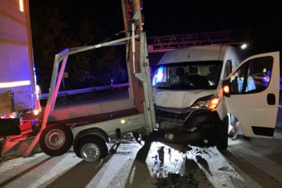 Autobahnunfall mit Kleintransporter und Sicherungsanhänger, erheblicher Sachschaden und Verletzter.