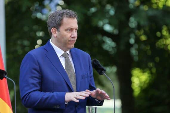 Lars Klingbeil präsentiert erhöhten Haushaltsentwurf mit signifikant gesteigerter Neuverschuldung für 2027.