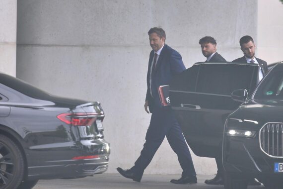 Lars Klingbeil auf dem Weg zum Koalitionsausschuss im Kanzleramt.