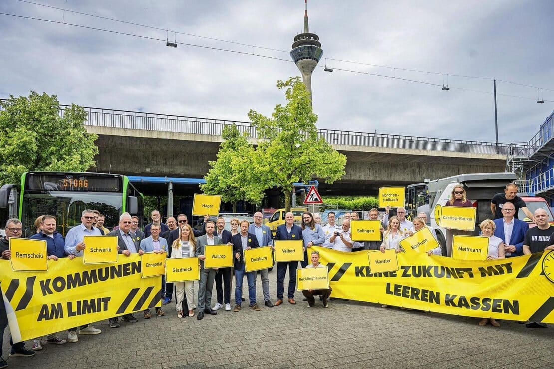 Kommunale Finanzkrise Fahrzeug-Kolonne startet in Düsseldorf