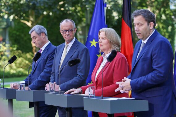 Pressekonferenz mit Sachsens Ministerpräsident Michael Kretschmer, der schwarz-roten Koalitionsbeschlüsse kritisiert.