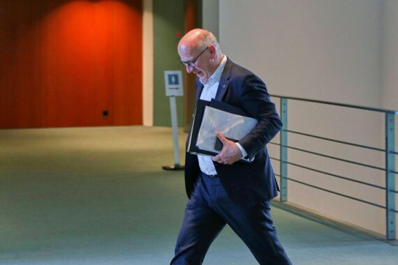 Renate Künast kritisiert Kai Wegner als Regierenden Bürgermeister: Krisenmanagement, Eignung und „lügen“ werden thematisiert.