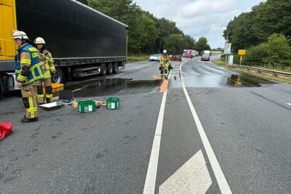 Feuerwehr im Einsatz nach Unfall: PKW und LKW stoßen zusammen, Diesel ausgelaufen, Straße gesperrt.