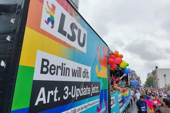 LSU-Wagen bei Christopher-Street-Day (Archiv), CDU-Politiker fordert Debatte zu altruistischer Leihmutterschaft.