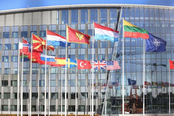Nato-Hauptquartier mit Symbolik der militärischen Zusammenarbeit und Sicherheit in Europa.
