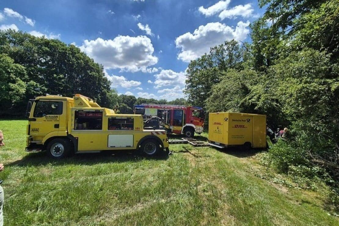 Lieferwagen rollt ungebremst in den Wald