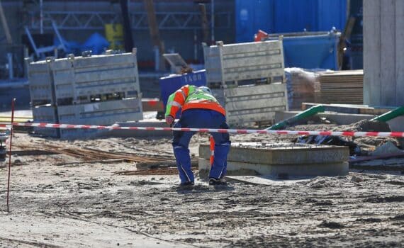 Bauarbeiter auf Baustelle (Archiv); Linke fordert verbindlichen Hitzeschutz und Trinkwasser für Beschäftigte im Freien.
