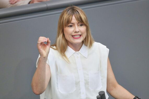 Clara Bünger warnt vor Ende der Informationsfreiheit in Deutschland; Innenminister-Pläne sorgen für Kritik.
