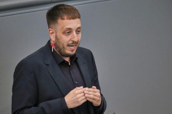 Politiker Maik Brückner (Archiv) vor politischem Hintergrund, kritisiert „Demokratie leben“ und Karin Prien.