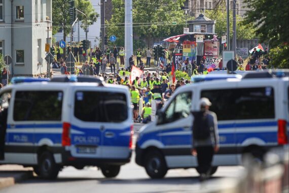 Demonstranten setzen friedlich ein Zeichen gegen den AfD-Parteitag in Erfurt.