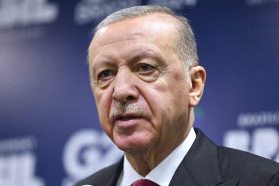 Erdogan und Fidan im Fokus: Kritik an antisemitischen Äußerungen und politischer Doppelmoral.