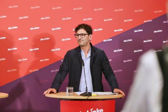 Luigi Pantisano kritisiert soziale Reformen der Bundesregierung im Berliner Kontext.