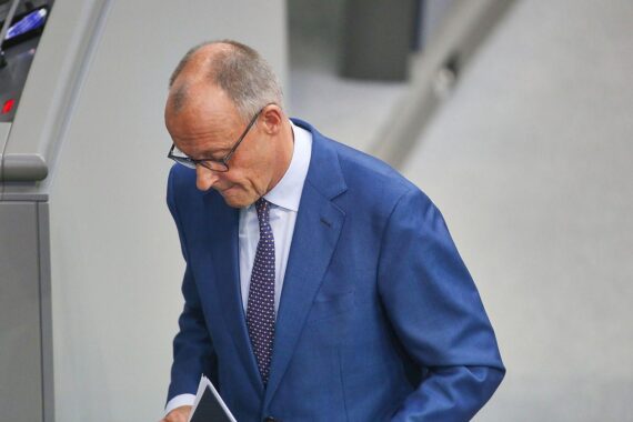 Friedrich Merz spricht am 09.07.2026; Kritik von Linken-Chefin Ines Schwerdtner.