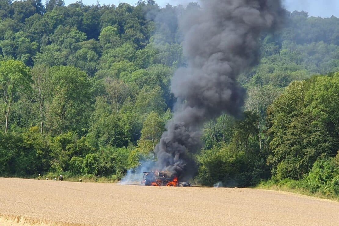 Mähdrescher brennt auf Feld bei Einbeck vollständig aus