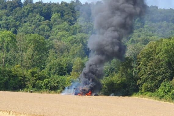 Mähdrescher in Vollbrand auf einem Feld bei Erzhausen und Freden, Feuerwehreinsatz (Archivfoto).