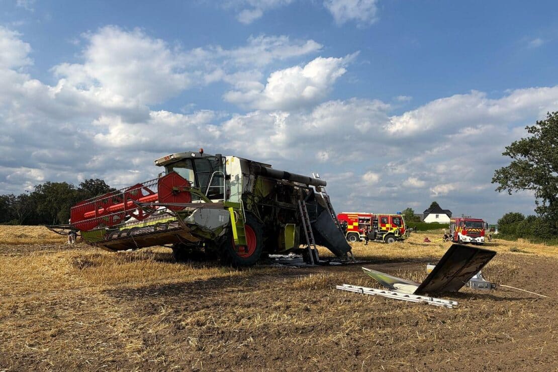 Mähdrescher brennt auf Feld bei Mettmann aus