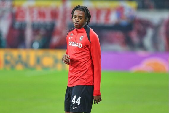 Johan Manzambi im SC-Freiburg-Trikot, offizielles Spielerporträt (Archivfoto) vor Wechsel zu Aston Villa.