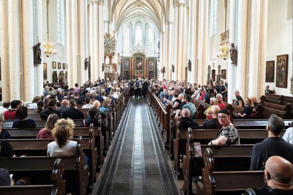 Menschen versammeln sich zur Andacht in der Berliner Marienkirche, Bundeskanzler Merz anwesend.