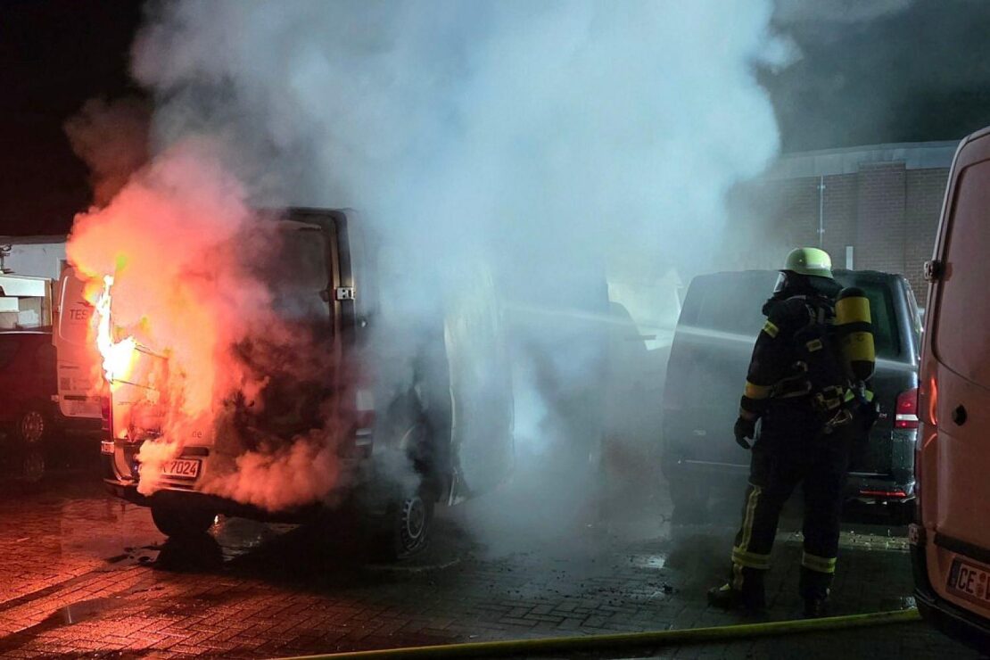 Mehrere Kleintransporter in Westercelle ausgebrannt