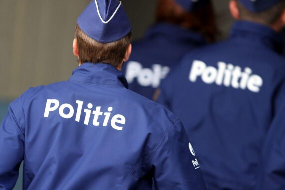 Rauch und Feuerwehr im Einsatz vor einem zehnstöckigen Wohnhaus in Antwerpen.
