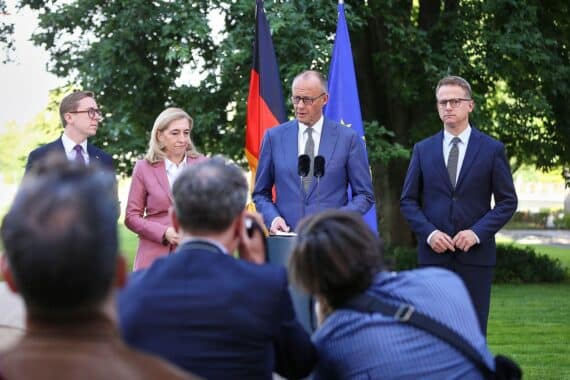 Friedrich Merz mit Warken, Linnemann und Amthor in Berlin; Wechsel im Bundeskabinett angekündigt.