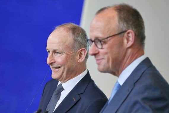 Friedrich Merz und Micheál Martin bei Treffen in Dublin; Diskussion um EU-Haushaltskürzungen und Wettbewerb.