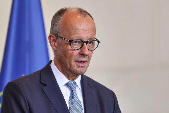 Friedrich Merz gratuliert Andy Burnham als neuen britischen Premierminister; Deutschland-UK-Partnerschaft im Fokus.