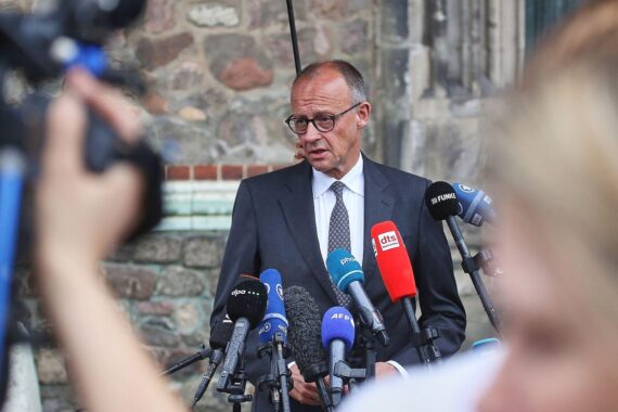Friedrich Merz vor der Marienkirche in Berlin, ernster Blick, Bezug zur CSD-Todesfahrt.