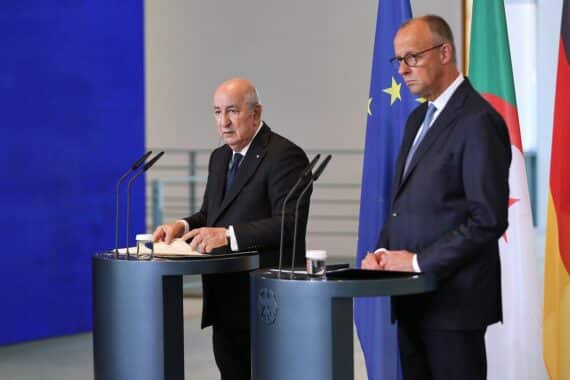 Friedrich Merz trifft Abdelmadjid Tebboune im Kanzleramt; Gespräch über Rohstofflieferungen und Wasserstoffkorridor.