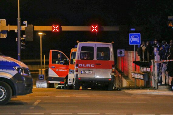 Kleintransporter fährt durch CSD-Menschenmenge in Berlin; nach Todesfahrt, Polizei fahndet.