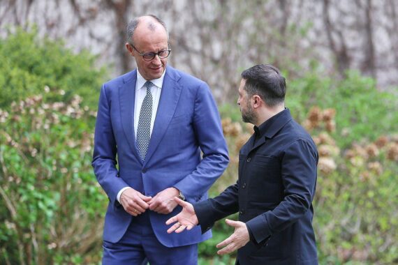 Bundeskanzler Merz telefoniert mit Präsident Selenskyj über Raketenlieferungen und Kriegslage.