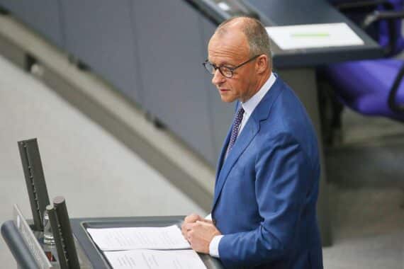 Friedrich Merz im Bundestag, mit Hinweis auf US-Zustimmung zum Tomahawk-Verkauf und Reformpaket.
