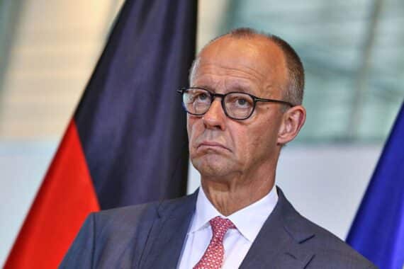 Friedrich Merz kritisiert die Huthi-Seeblockade gegen Saudi-Arabien im Roten Meer.