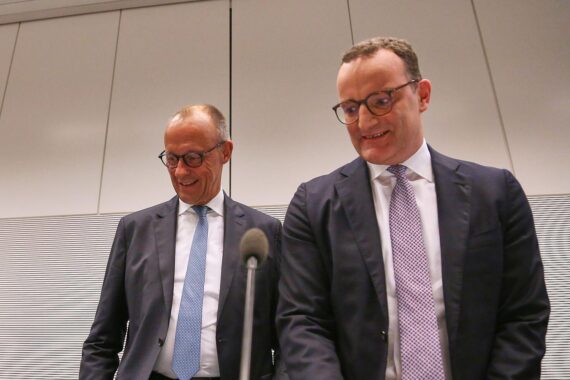 Friedrich Merz ruft Jens Spahn an: entschuldigende Rede und Unterstützung in der CDU-Fraktionssitzung.