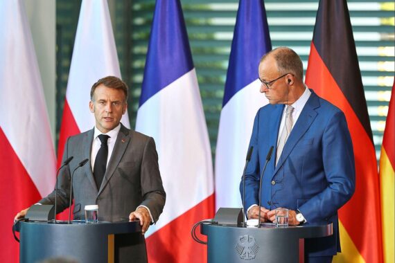 Friedrich Merz und Emmanuel Macron im Archivfoto, im Kontext: deutsch-französischer Ministerrat auf Schloss Bensberg.