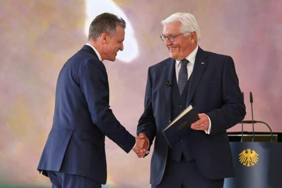 Thorsten Frei und Frank-Walter Steinmeier im Archiv, bei Bundespräsidenten-Beratung zur Ministerumbildung.