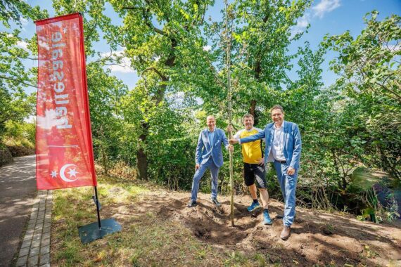 Ministerpräsident Sven Schulze pflanzt mit Zoodirektor Dennis Müller und OB Alexander Vogt im Bergzoo eine Zitterpappel (08.07.2026).