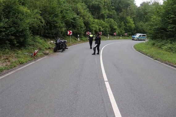 Motorrad verunglückt: Fahrerin kommt in einer Linkskurve von der Fahrbahn ab und kollidiert.