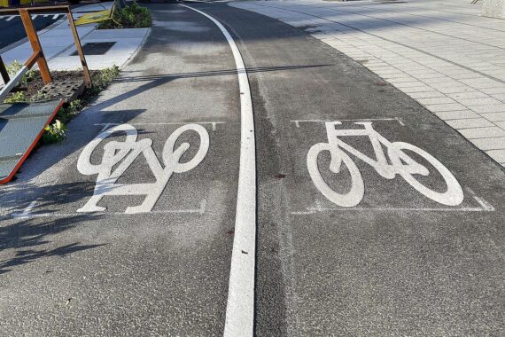 Beschilderter Fahrradweg in Bayern: neu gebaute Radwege und geförderte Fahrradabstellanlagen.