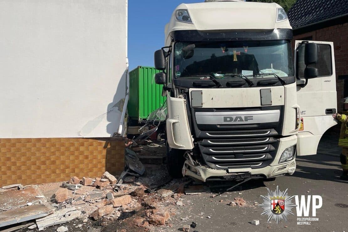 Mutmaßlich betrunkener Lkw-Fahrer fährt in Hauswand