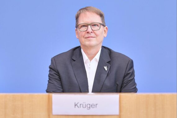 Jörg-Andreas Krüger fordert besseren Schutz von Naturflächen: Wälder, Moore, Flussauen gegen Bauprojekte.