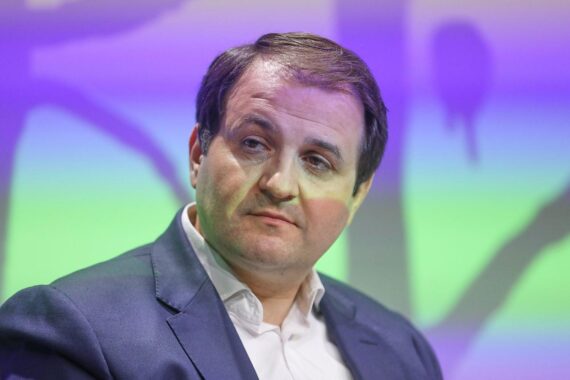 NRW-Medienminister Nathanael Liminski blickt besorgt; Sorge vor AfD-Erfolg und Konsequenzen fürs MDR-Staatsvertrags.