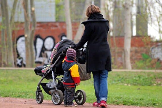 Eine selbstständige Mutter mit Kinderwagen, symbolisiert fairen Mutterschutz für Frauen in NRW.