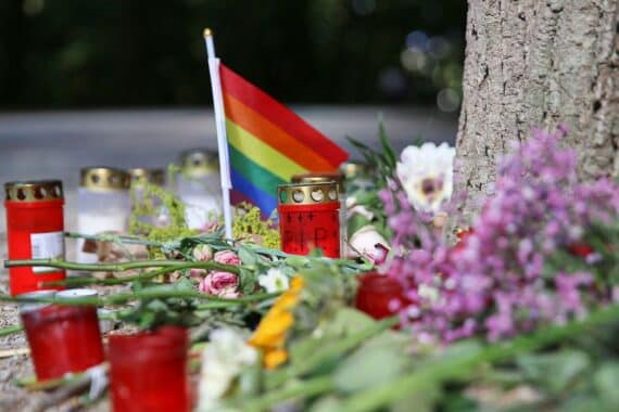 Trauernde Menschen und Blumen am Ort des CSD-Anschlags in Berlin, 28.07.2026.