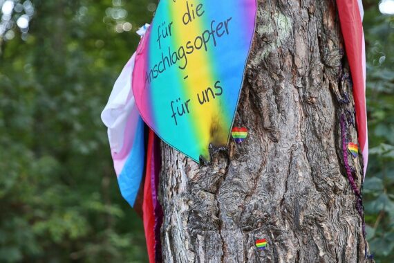 Zerstörte Vase und mutmaßlich angezündetes Herz aus Pappe am Gedenkort nach CSD-Anschlag.