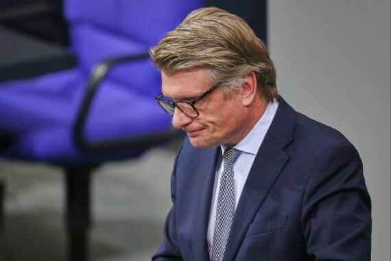 Thomas Bareiß (Archiv), Schlagzeile zu Ermittlungen wegen Unfall: fahrlässige Straßenverkehrsgefährdung, Körperverletzung.